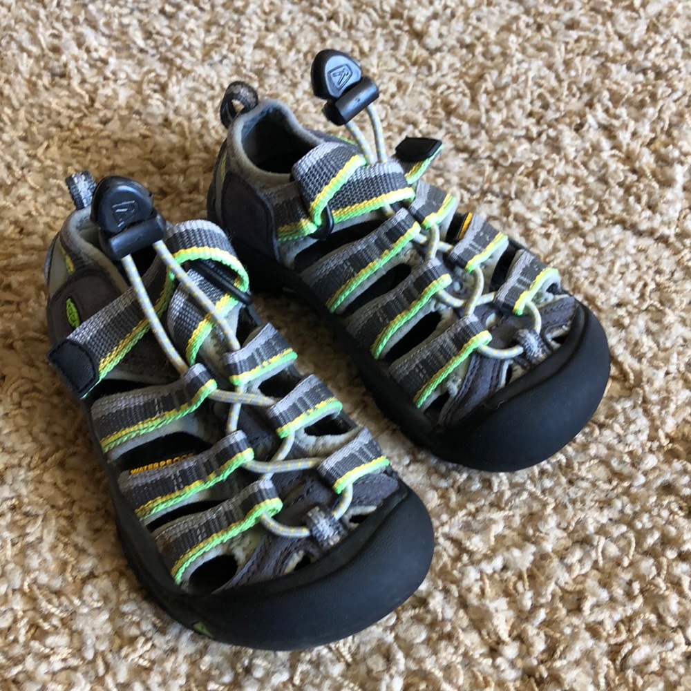 Boys Keens sz 9 water shoes